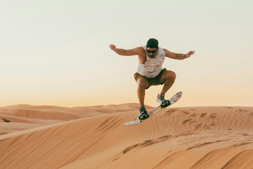 5 Destinasi Sandboarding Ekstrem: Petualangan Adrenalin Menanti