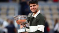 Alcaraz Lolos Dramatis! Tantangan Berat di Queen's Club