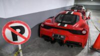 Ferrari Purosangue Miliaran Rupiah Ringsek Terguling di Truk Towing Jakarta