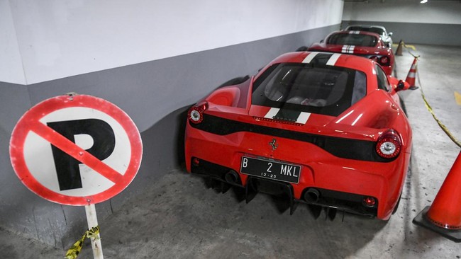Ferrari Purosangue Miliaran Rupiah Ringsek Terguling di Truk Towing Jakarta