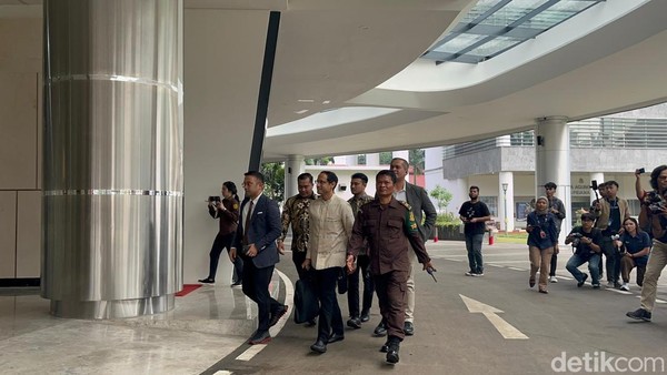 Nadiem Makarim Diperiksa Kejagung: Kasus Laptop Miliar Rupiah