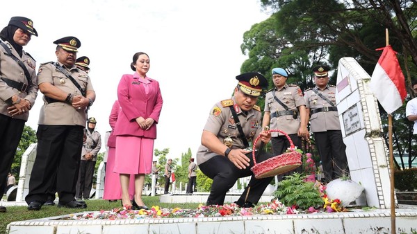 Polda Riau: Bakti HUT Bhayangkara ke-79 di Taman Makam Pahlawan