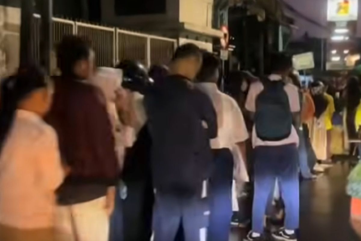 Ramai! Orangtua Antre SPMB, Dispendik Jatim Beri Penjelasan Penting