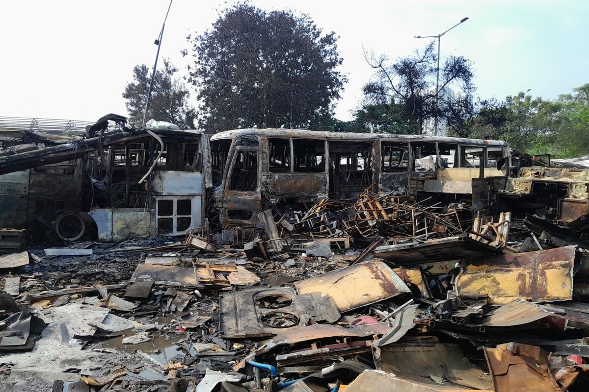 Tragedi Kebakaran: Puluhan Bus Transjakarta Ludes Terbakar Jakarta Barat